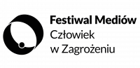 ALT - Logotyp z napisem Festiwal Mediów Człowiek w Zagrożeniu. Czarny walec eliptyczny. W jego środku czarna kula.