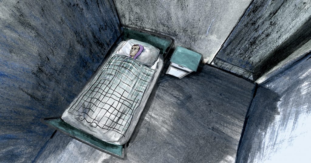 ALT - Rysunek pokoju. Widok z góry na łóżko. W nim mężczyzna przykryty kołdrą po szyję. Obok łózka szafka nocna, reszta pokoju pusta.